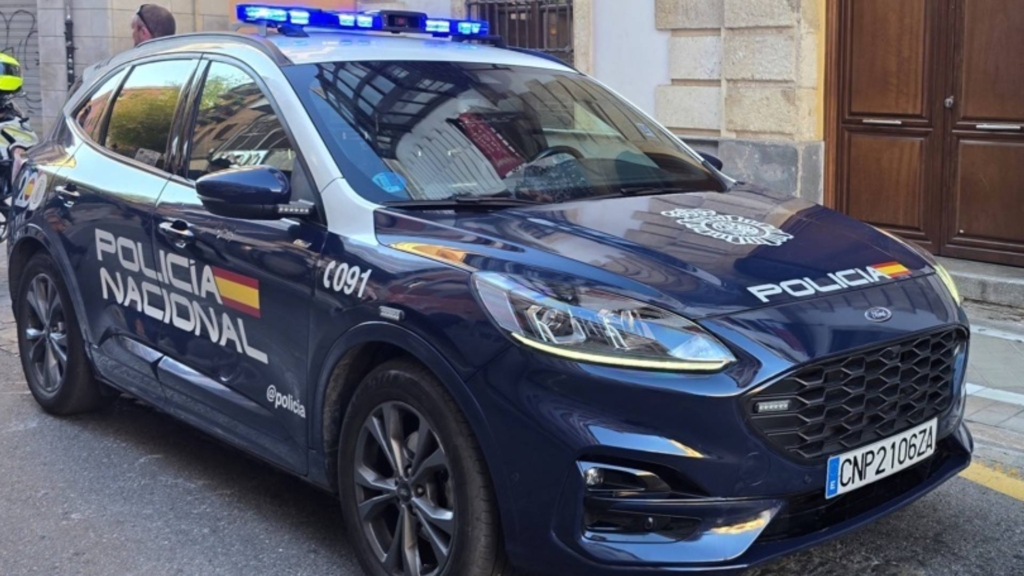 La Policía evita la caída de una niña de cuatro años desde un segundo piso en Granada