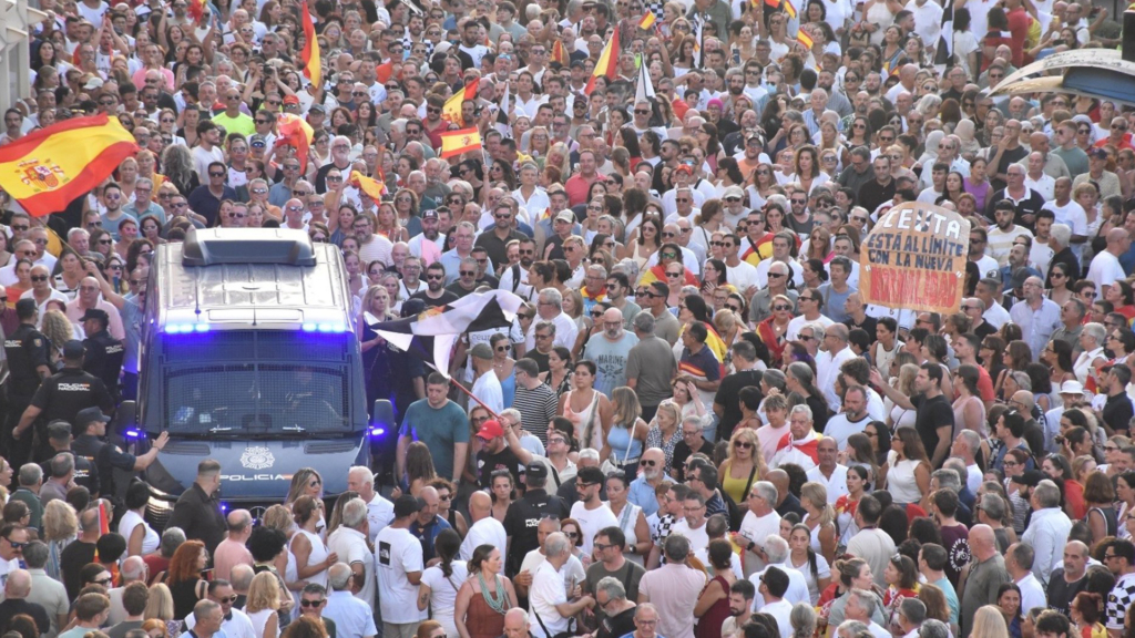 Más de 15.000 ceutíes claman por soluciones ante la crisis migratoria