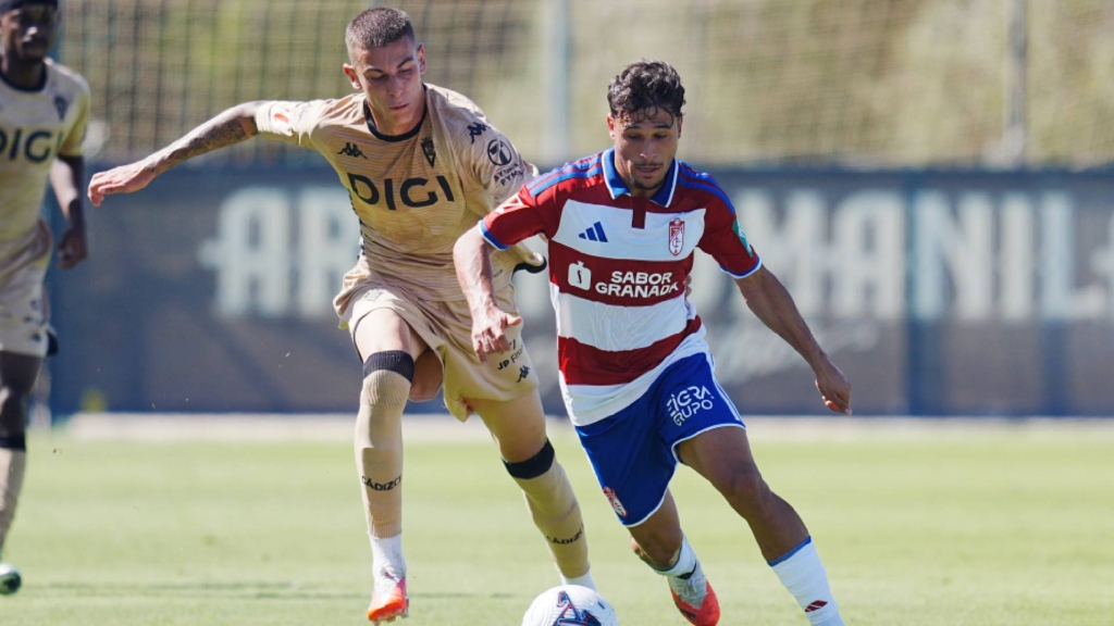 Prueba final del Granada ante el Antequera antes del inicio de la Liga