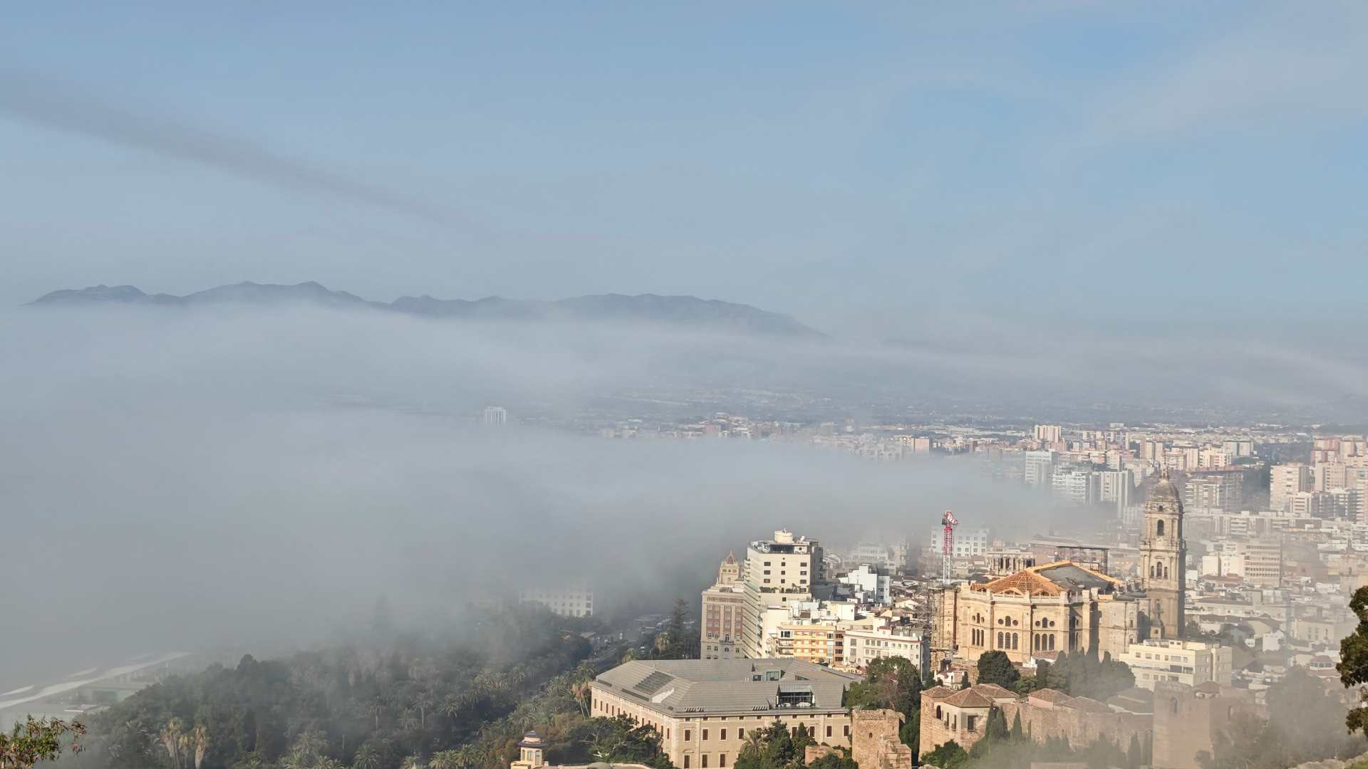 El taró tiñe de niebla la costa de Málaga mientras el calor se concentra en el interior con Antequera en aviso amarillo