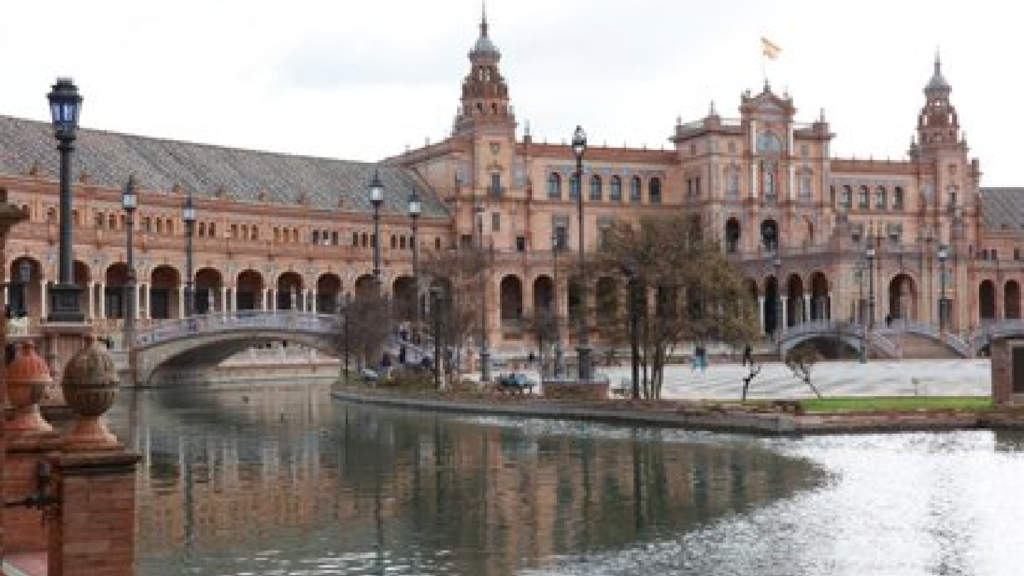 Sanz vuelve a la carga con la tasa turística: «Jaén no la necesita, Sevilla sí»
