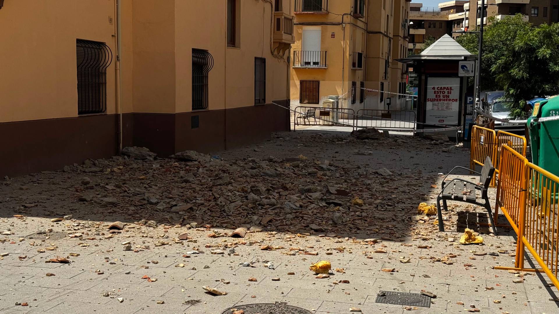 Daños por desprendimientos y caídas de árboles tras los fuertes terremotos en Granada