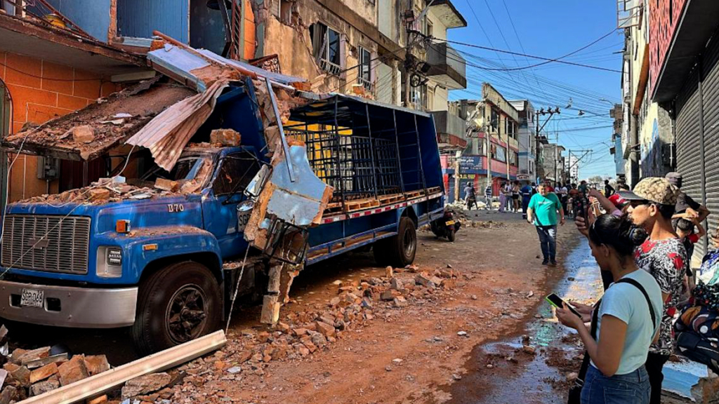 Al menos 132 muertos y cientos de heridos en el terremoto de magnitud 7,4 en Colombia