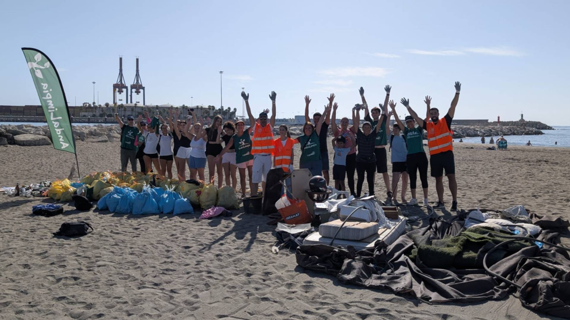 Recogen 215 kilos de basura en cuatro horas en una playa de Málaga gracias a una veintena de voluntarios