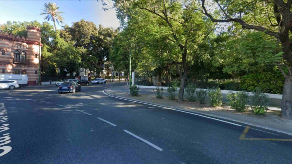 Cuatro mujeres heridas al colisionar un coche y un autobús en Sevilla