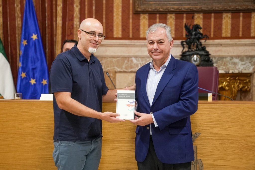 Jorge Fernández recibe el XVI Premio Iberoamericano de Poesía Hermanos Machado por su obra ‘Topografía marina’