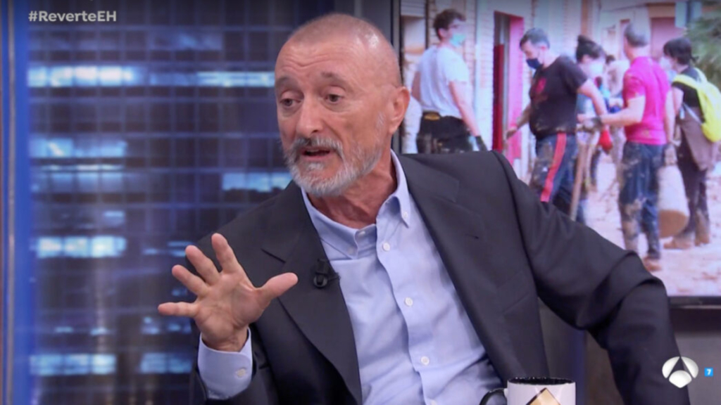 Arturo Pérez-Reverte ficha por ‘El Mundo’ tras dejar su hueco a Andrés Trapiello en el XL Semanal