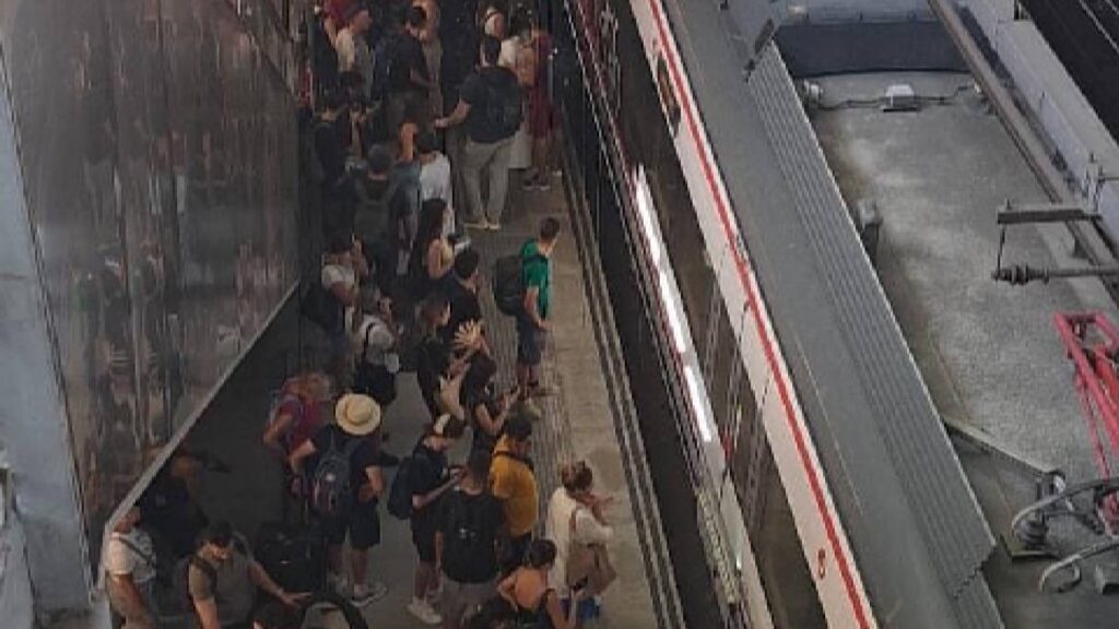 Una avería en el Cercanías entre Málaga y Fuengirola obliga a varios pasajeros a bajarse en el Aeropuerto
