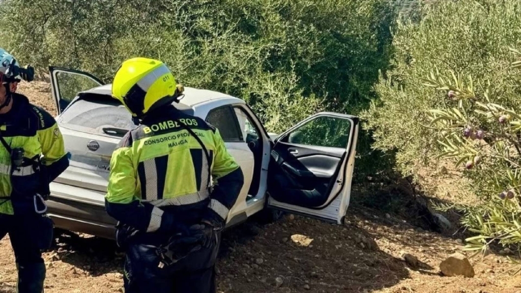 Un coche cae por un terraplén en Álora y deja dos heridos