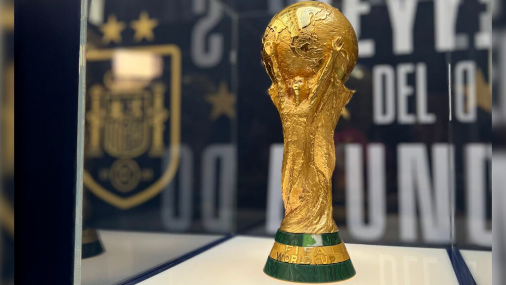 La réplica de la Copa del Mundo llega dañada a Málaga tras su paso por Ceuta