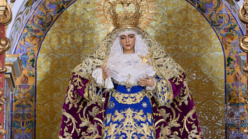 La Esperanza de Triana homenajea a Ceuta con un guiño en la saya de la Virgen