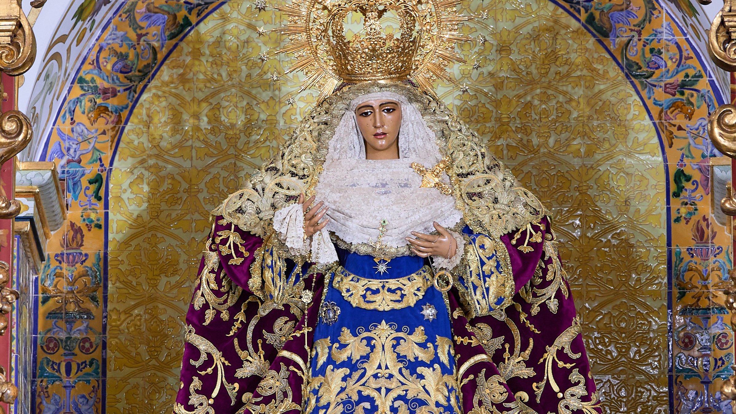 La Esperanza de Triana homenajea a Ceuta con un guiño en la saya de la Virgen