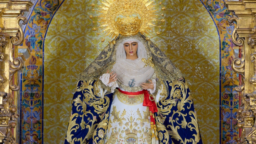 La Esperanza de Triana abrirá todos los días el nuevo camarín ante la gran afluencia de fieles