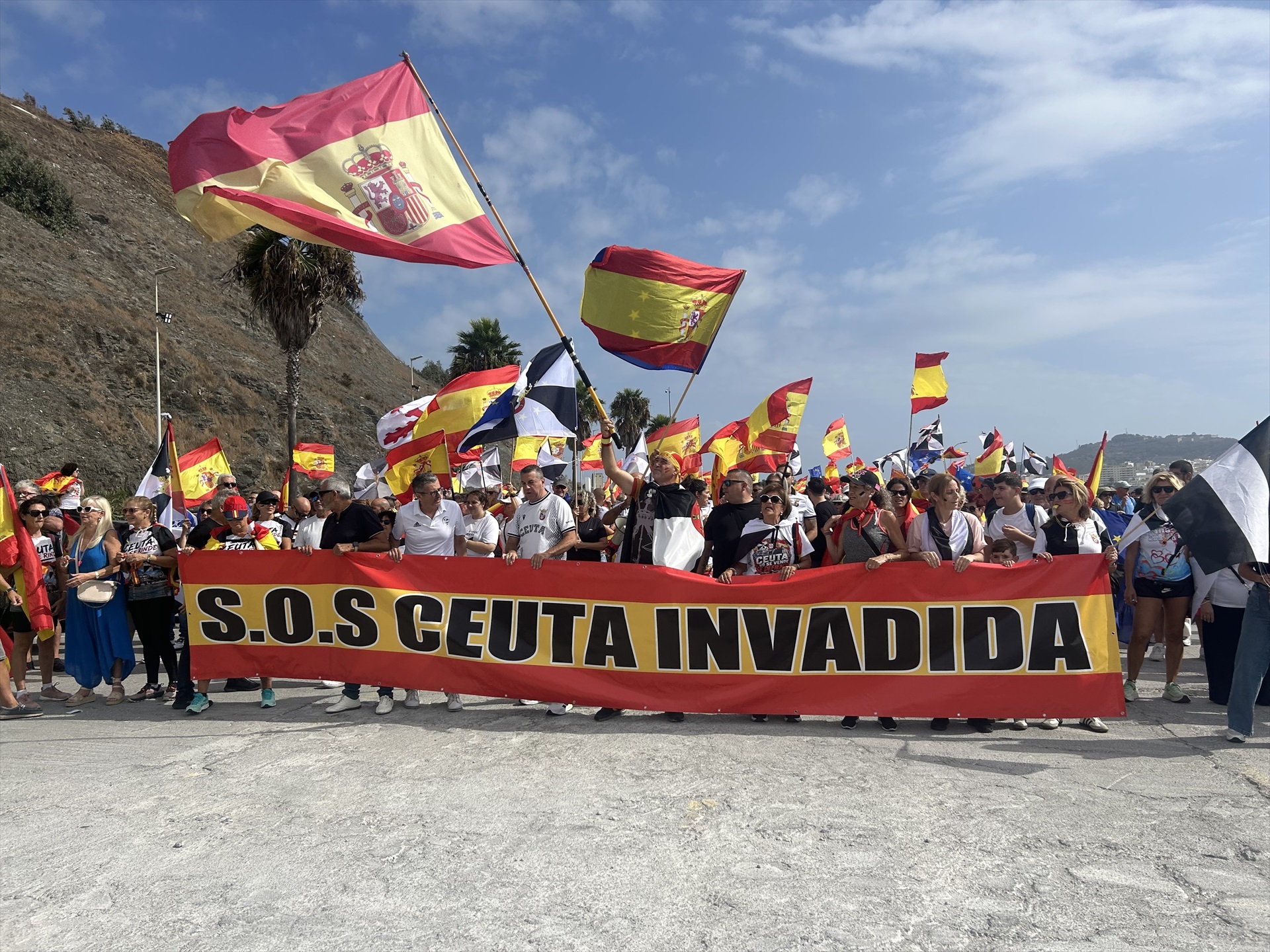 «Marruecos, canalla, esto es de los caballas»: el cántico de la marcha ceutí para exigir «blindaje fronterizo» y «expulsiones» de migrantes