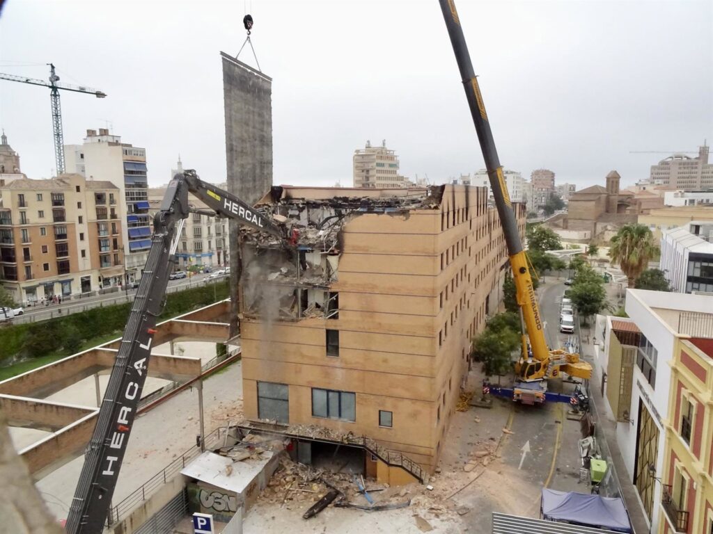 Vídeo: la demolición del hotel Ibis de Málaga avanza a buen ritmo tres meses después del incendio