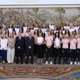 Foto de familia durante la audiencia a la Selección Absoluta de Fútbol Femenino participante en la EURO Femenina de la UEFA 2025 en el Palacio de La Zarzuela. Foto de familia durante la audiencia a la Selección Absoluta de Fútbol Femenino participante en la EURO Femenina de la UEFA 2025 en el Palacio de La Zarzuela.