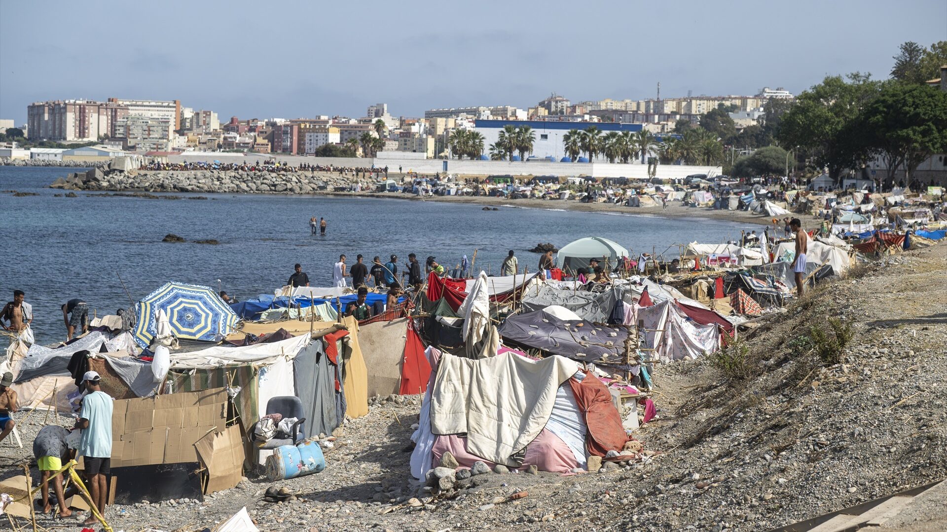 EuropaPress_7741866_decenas_migrantes_asentados_nuevo_playa_trampolin_31_agosto_2026_ceuta