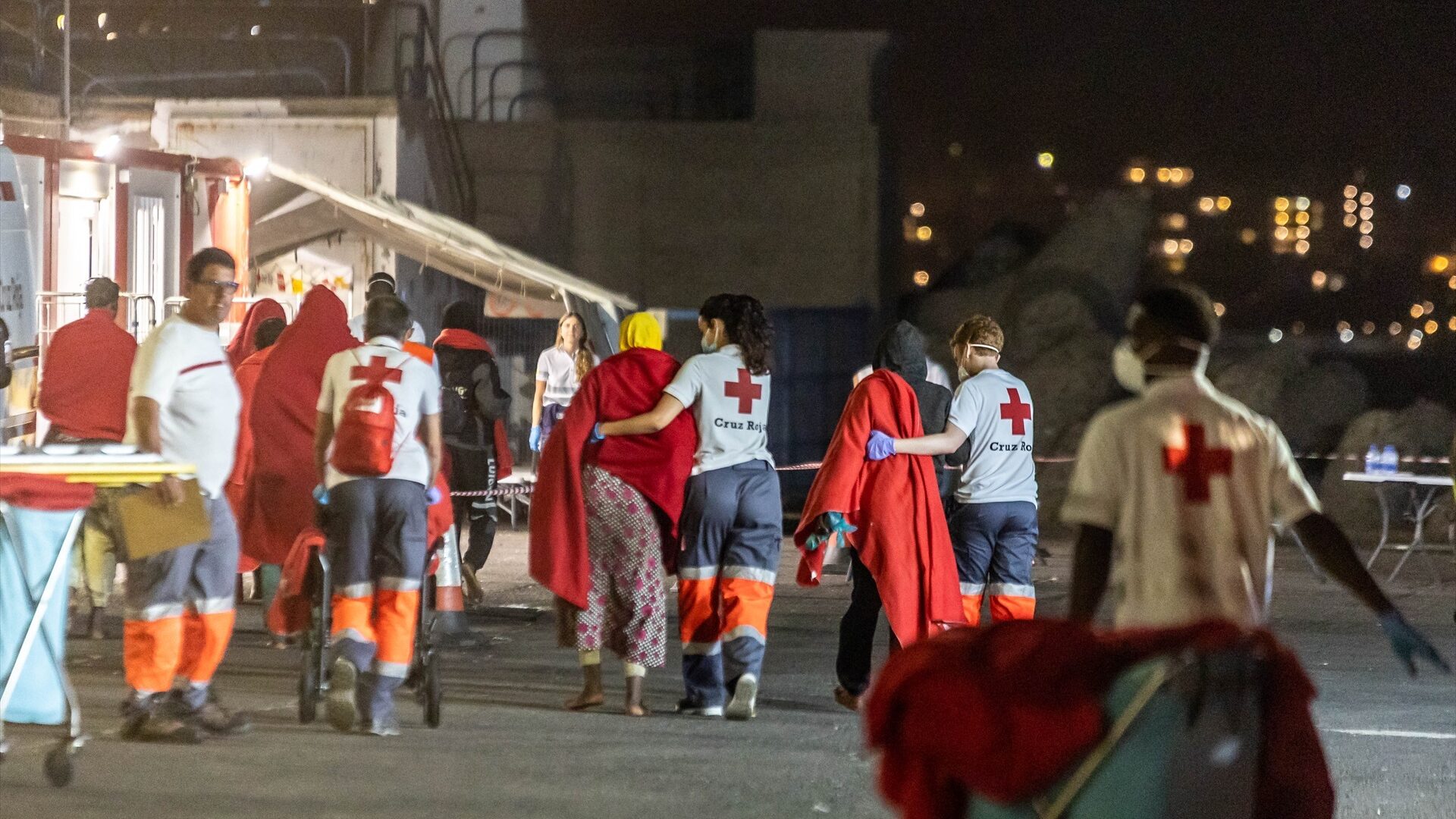 EuropaPress_6104981_trabajadores_cruz_roja_reciben_140_personas_cayuco_sido_rescatadas
