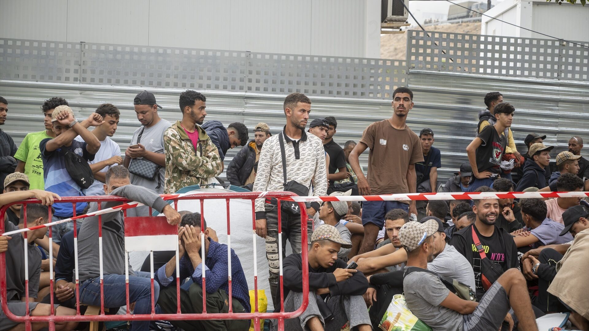 EuropaPress_7746980_decenas_migrantes_esperan_inmediaciones_explanada_embolsamiento_loma