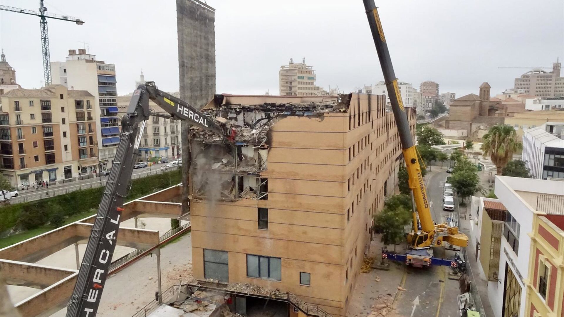 04/09/2026 Málaga.- Arranca la demolición del edificio del hotel de Málaga afectado por un incendio.Los trabajos de demolición del edificio del hotel afectado por un incendio ocurrido el pasado 25 de mayo en el Pasillo Guimbarda de Málaga capital, promovidos por la propiedad del inmueble, ya están en marcha.POLITICA