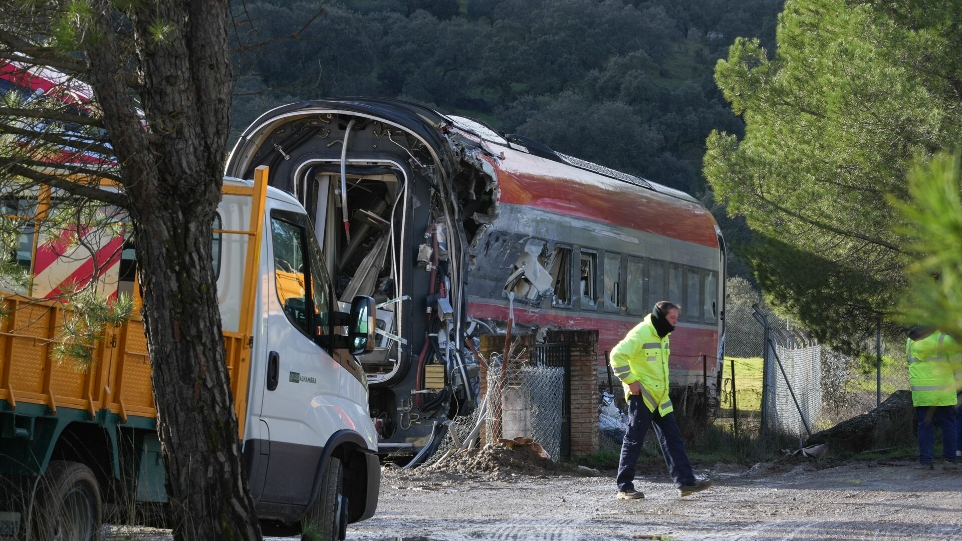 EuropaPress_7240896_trabajadores_realizan_tareas_retirada_vagores_punto_vias_donde_tuvo_lugar