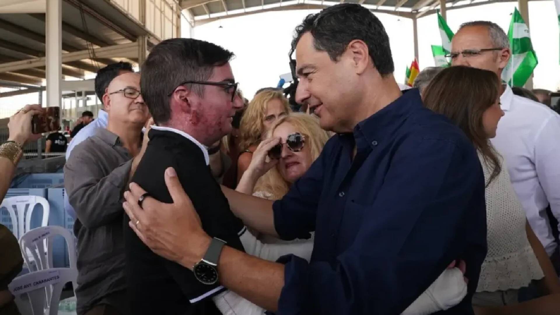 Juanma Moreno con Adrián en Málaga