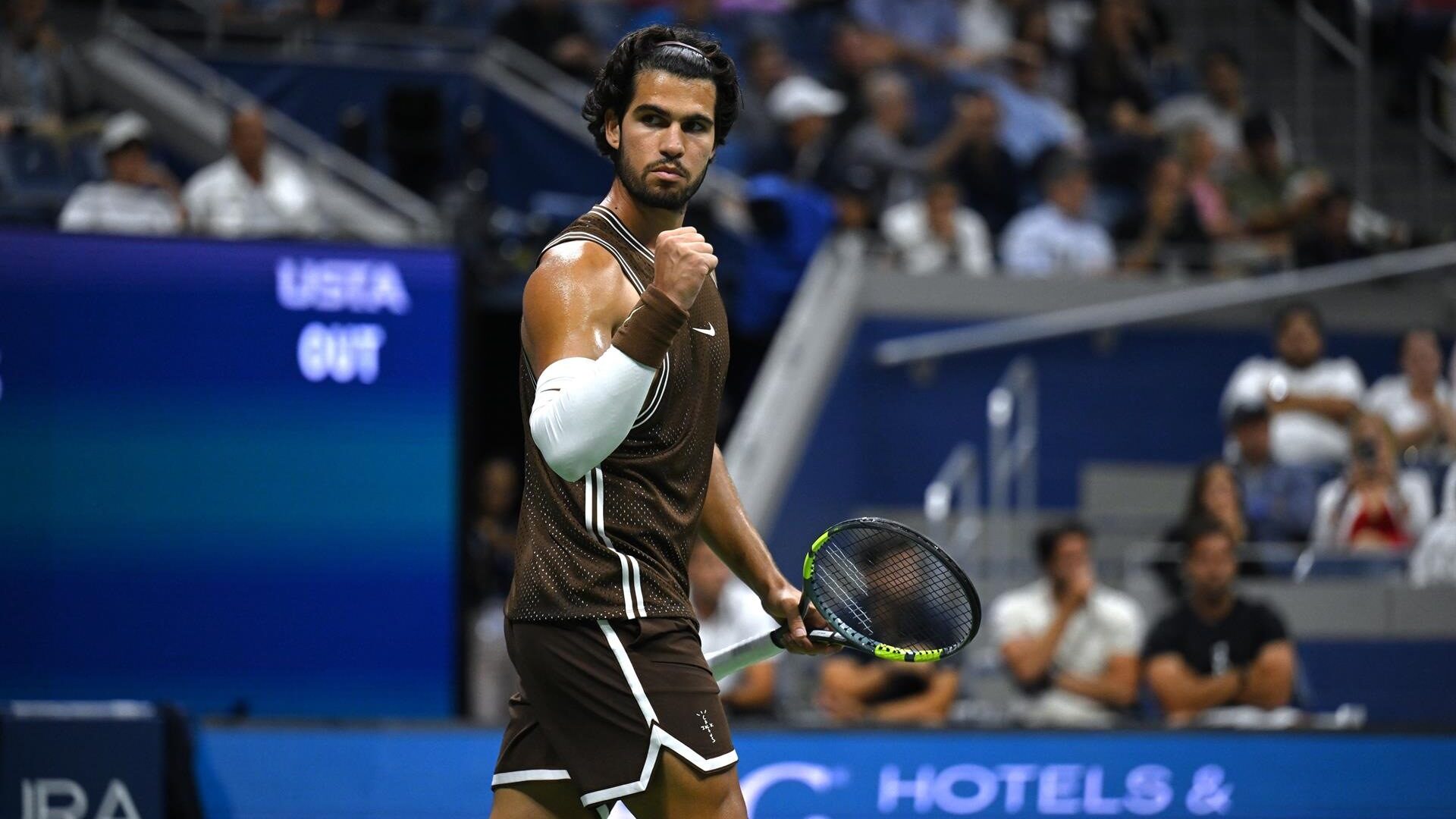 Alcaraz celebra la victoria en la tercera ronda del US Open.