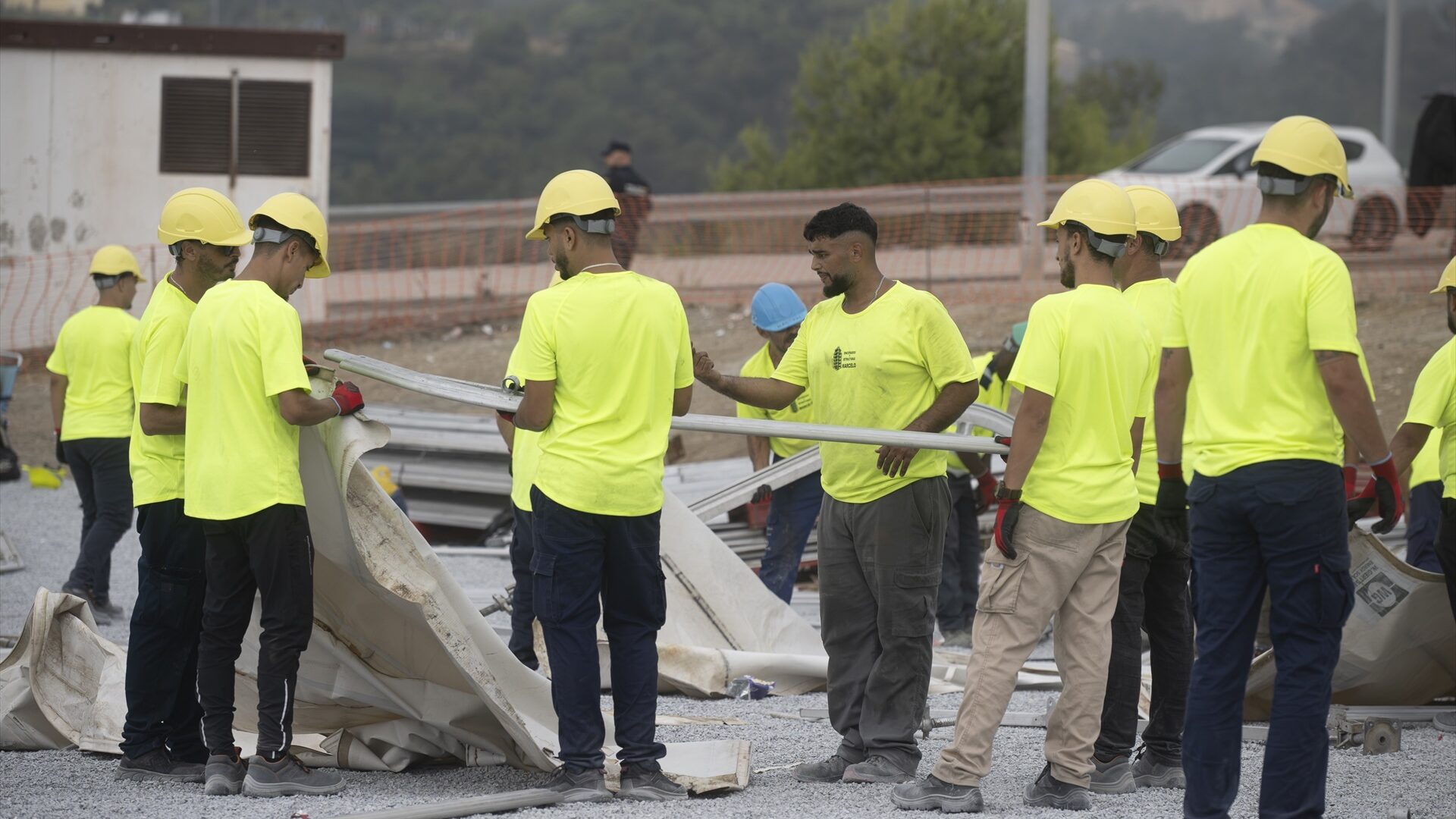 EuropaPress_7748978_varios_operarios_trabajan_instalacion_carpas_nuevo_espacio_acogida