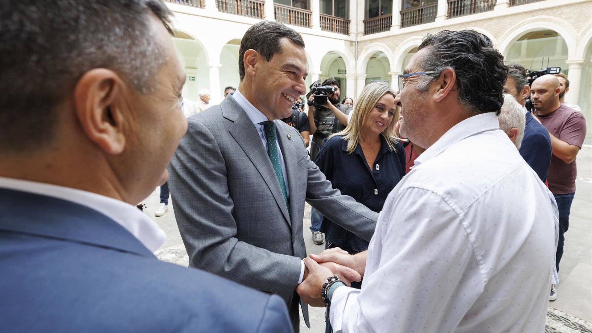 juanma-moreno-junta-andalucia-reunion-alcaldes-ayuda-terremotos