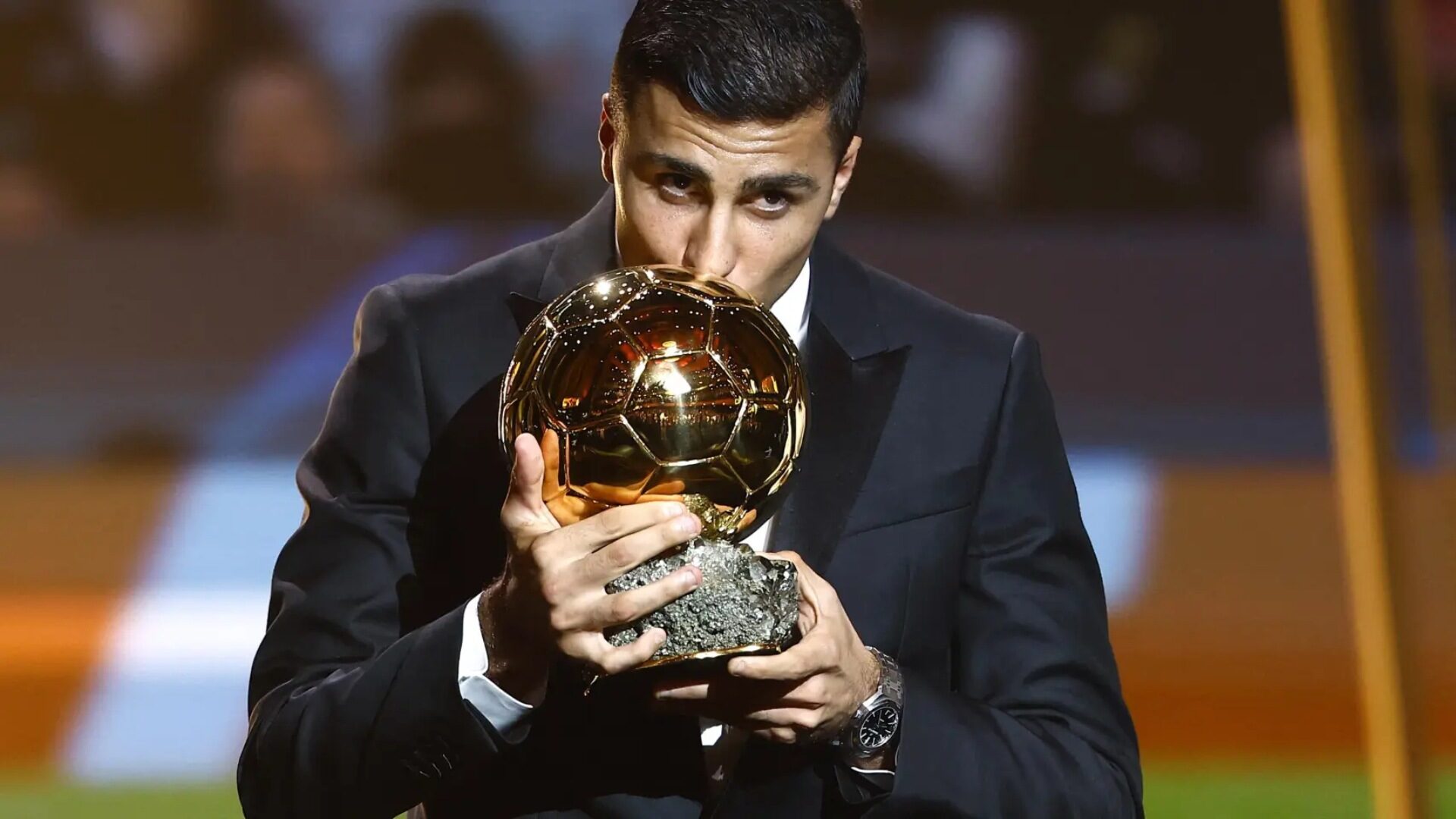 Rodrigo besa el Balón de Oro conseguido.