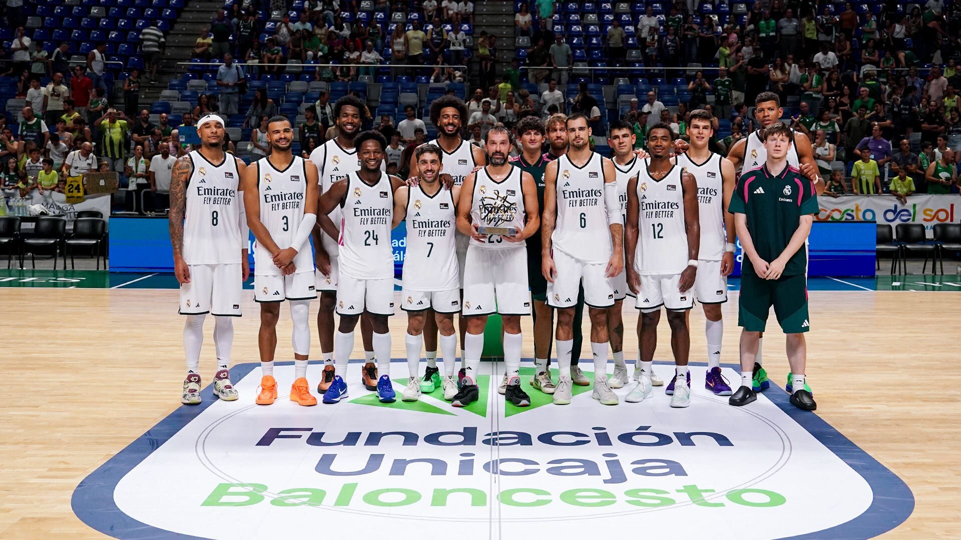El Real Madrid posa con el Trofeo Costa del Sol.