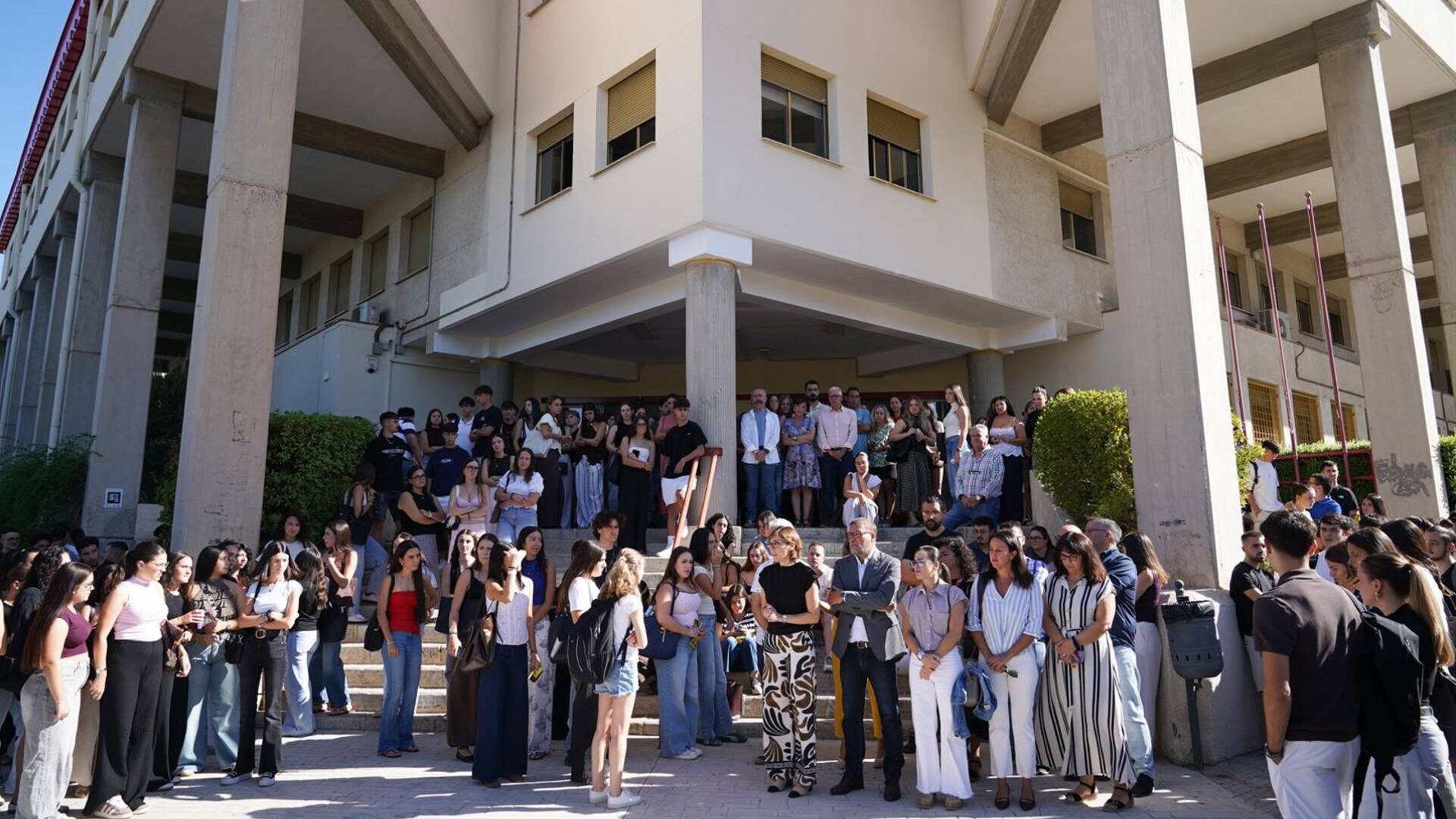 minuto-de-silencio-estudiante-ugr-asesinada-mexico-foto-europapress