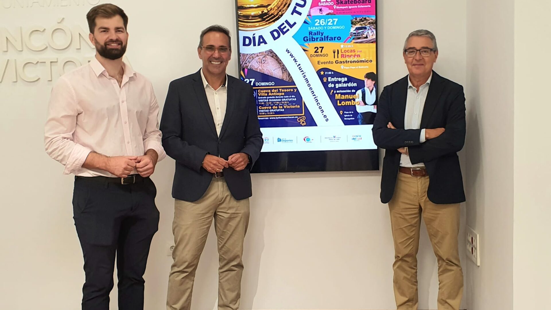 Alcalde-y-cjales-junto-cartel-Dia-de-Turismo