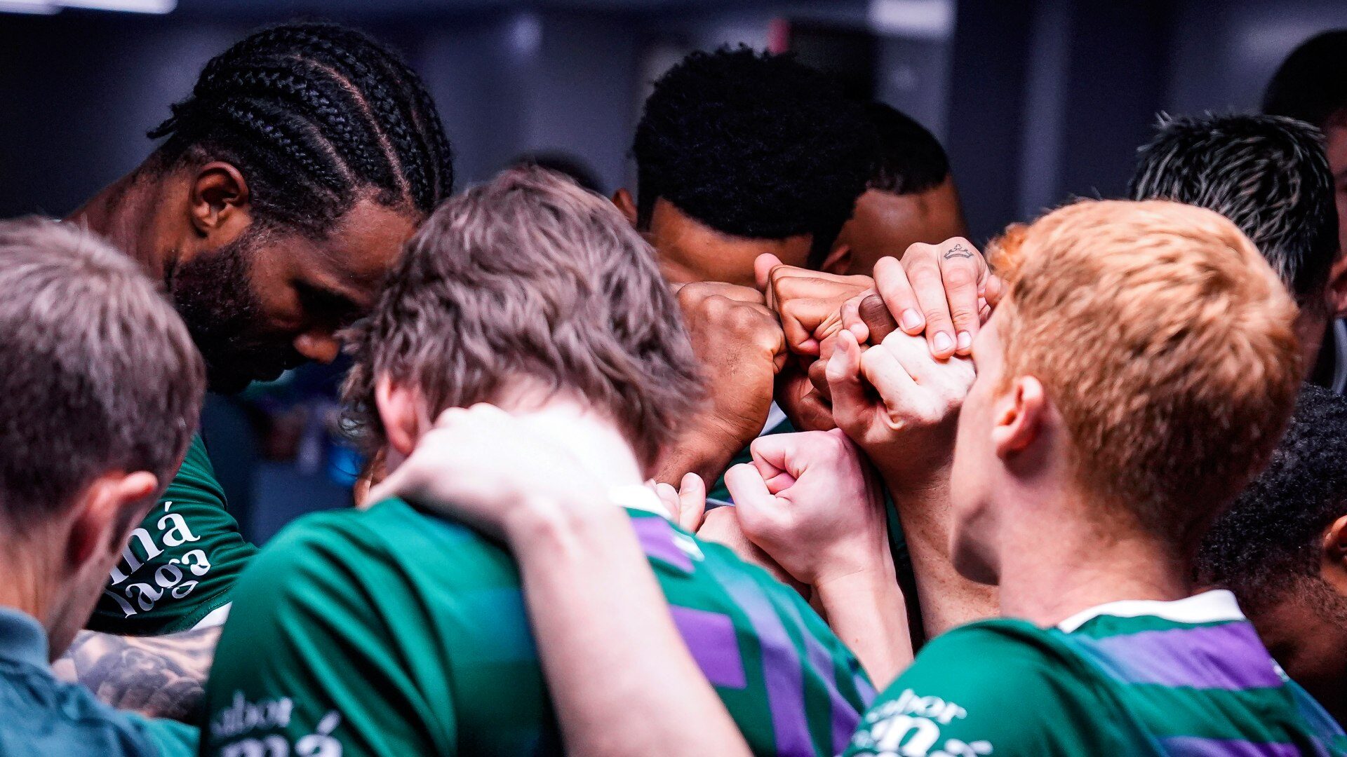 Jugadores del Unicaja hacen piña antes de un partido.
