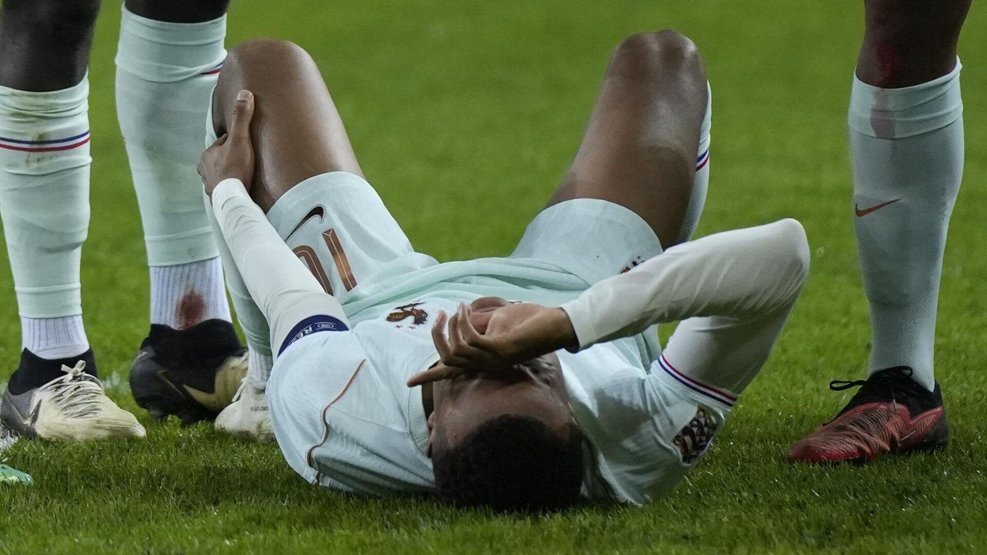 Momento de la lesión de Mbappé.