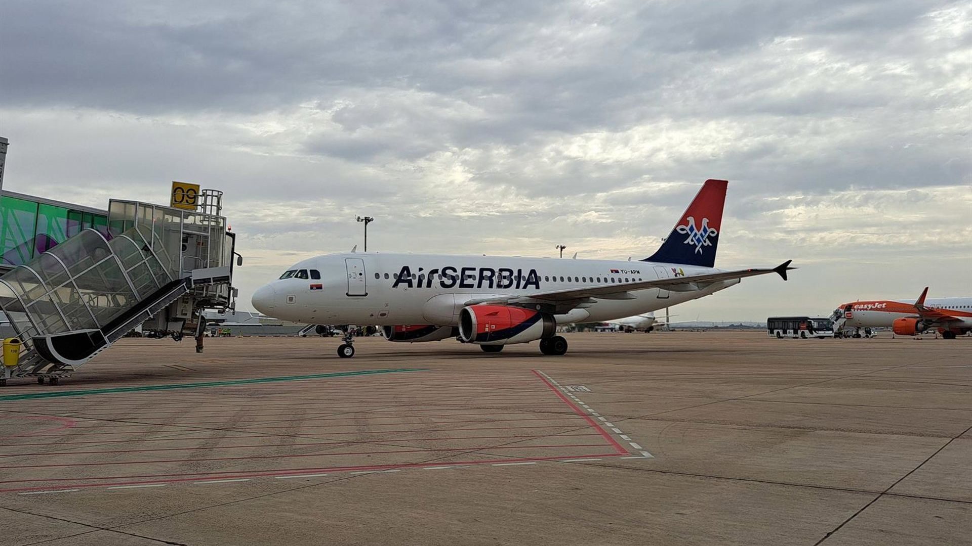 Avion-de-Air-Serbia-en-el-aeropuerto-de-Sevilla