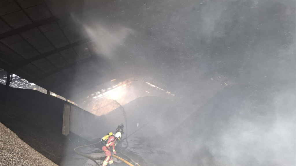 Incendio en Sevilla en una nave industrial de almacenaje de semillas de girasol de la Luisiana