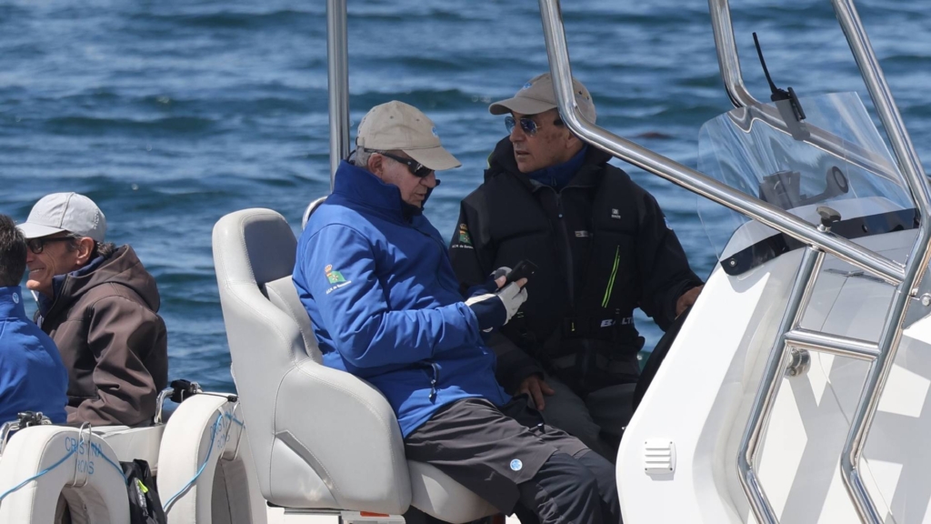 Juan Carlos I abandona Galicia rumbo a Francia tras su regata Sanxenxo