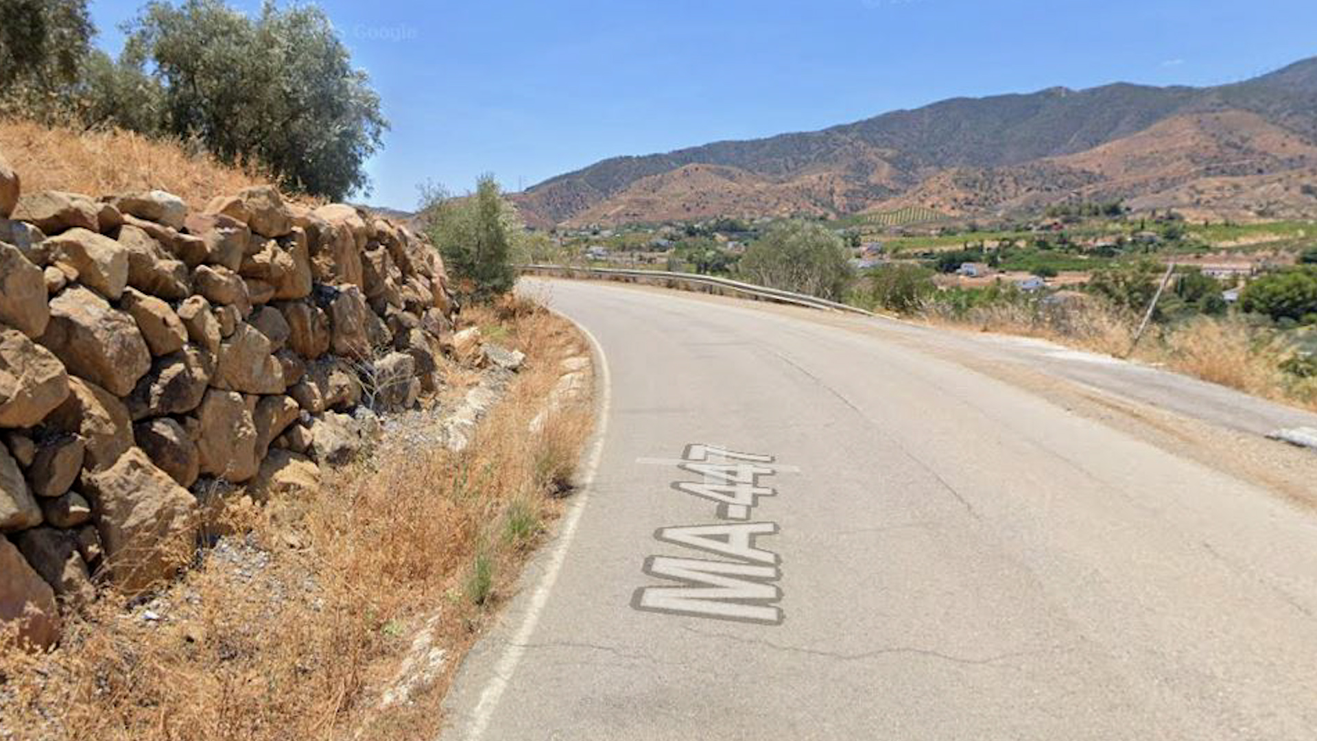 Dos heridos tras caer un coche por un terraplén en un pueblo de Málaga