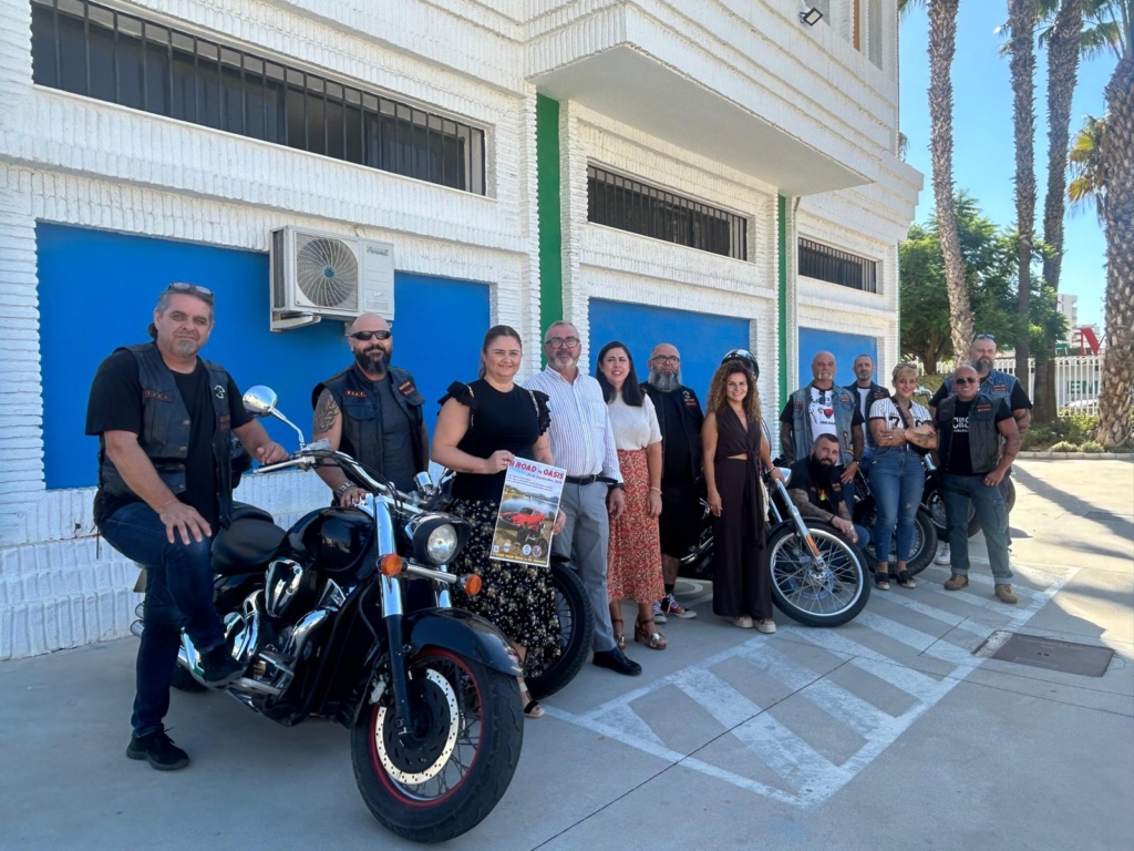 Llega a La Viñuela la segunda edición de Road to Oasis con más de 150 coches americanos