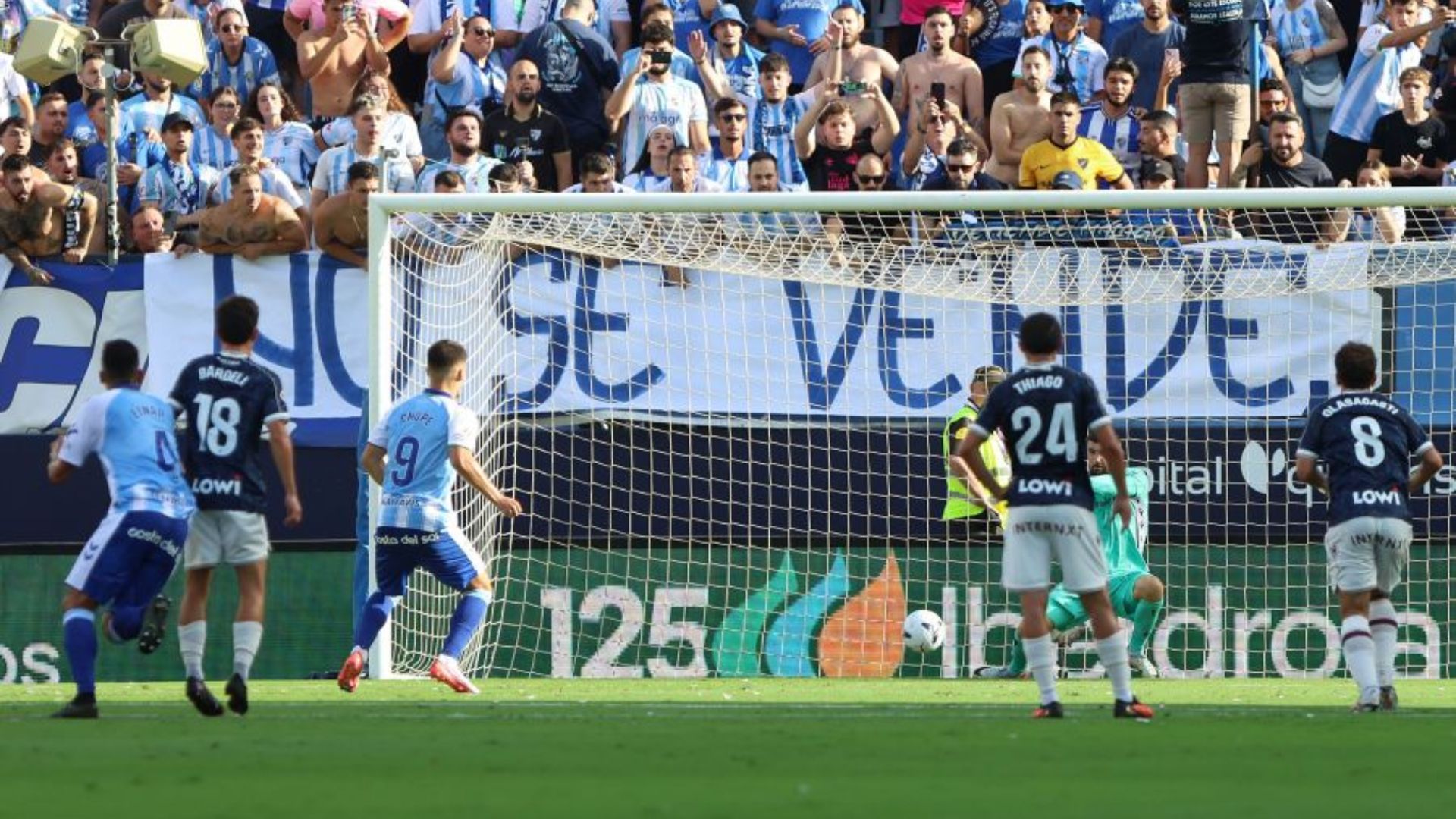 La imagen de Chupete tras fallar el penalti ante el Levante: La Rosaleda le arropa