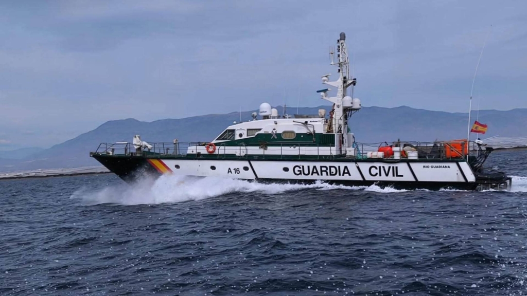 Cinco detenidos tras chocar una ‘narcolancha’ contra una patrullera de la Guardia Civil en Adra