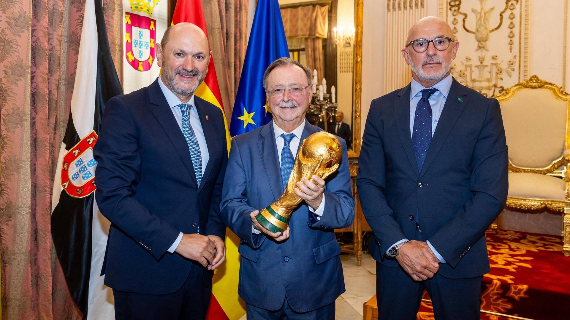 Louzán y De la Fuente llevan la Copa del Mundo a Ceuta: «Es donde debe estar»