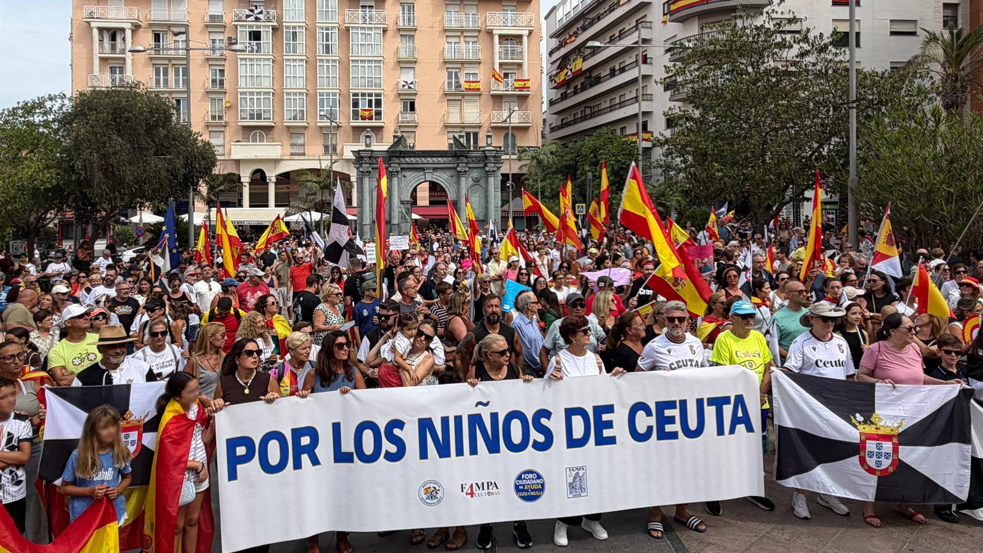 Centenares de ceutíes se manifiestan por un inicio incierto del curso escolar: «Nuestros niños quieren libertad»