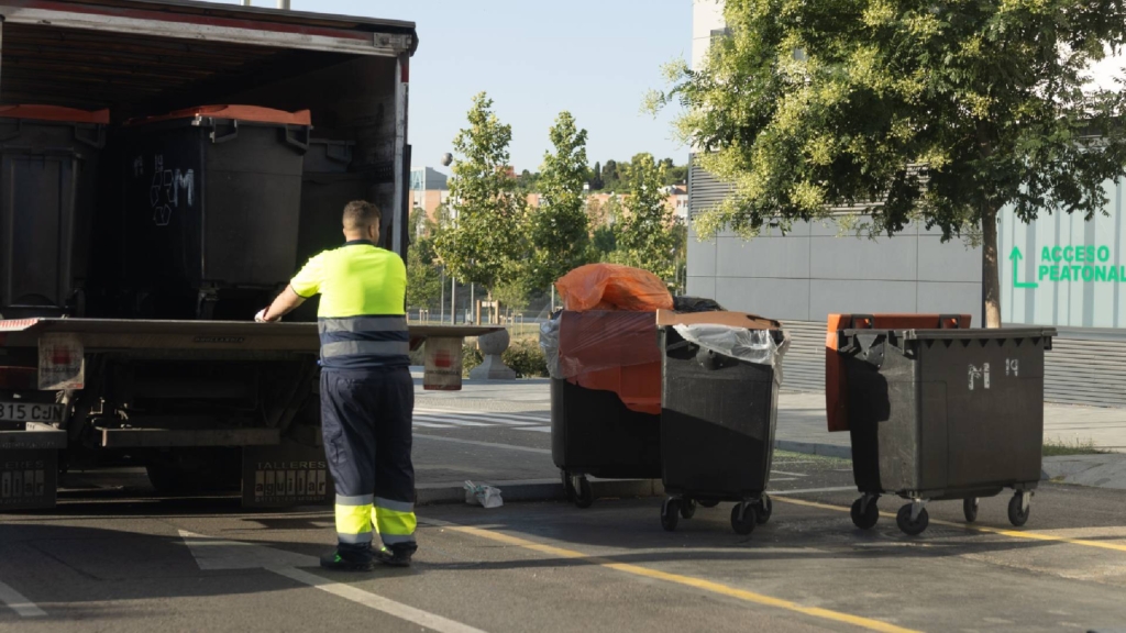Hospitalizado en Granada al arder unas brasas que volcaron en su camión de basura