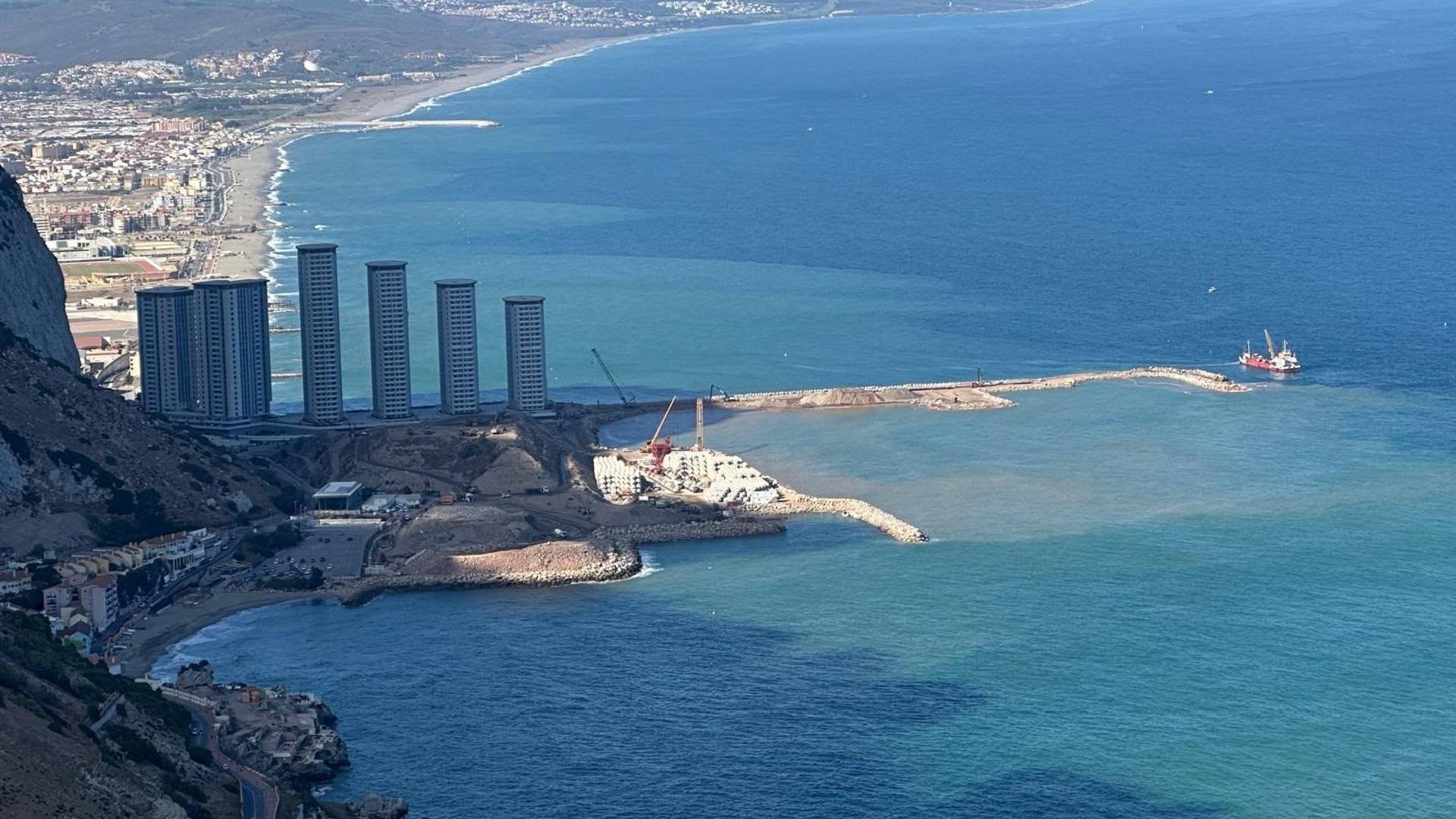 Alerta ambiental en La Línea: el levante dispersa los polémicos materiales de los rellenos de Gibraltar