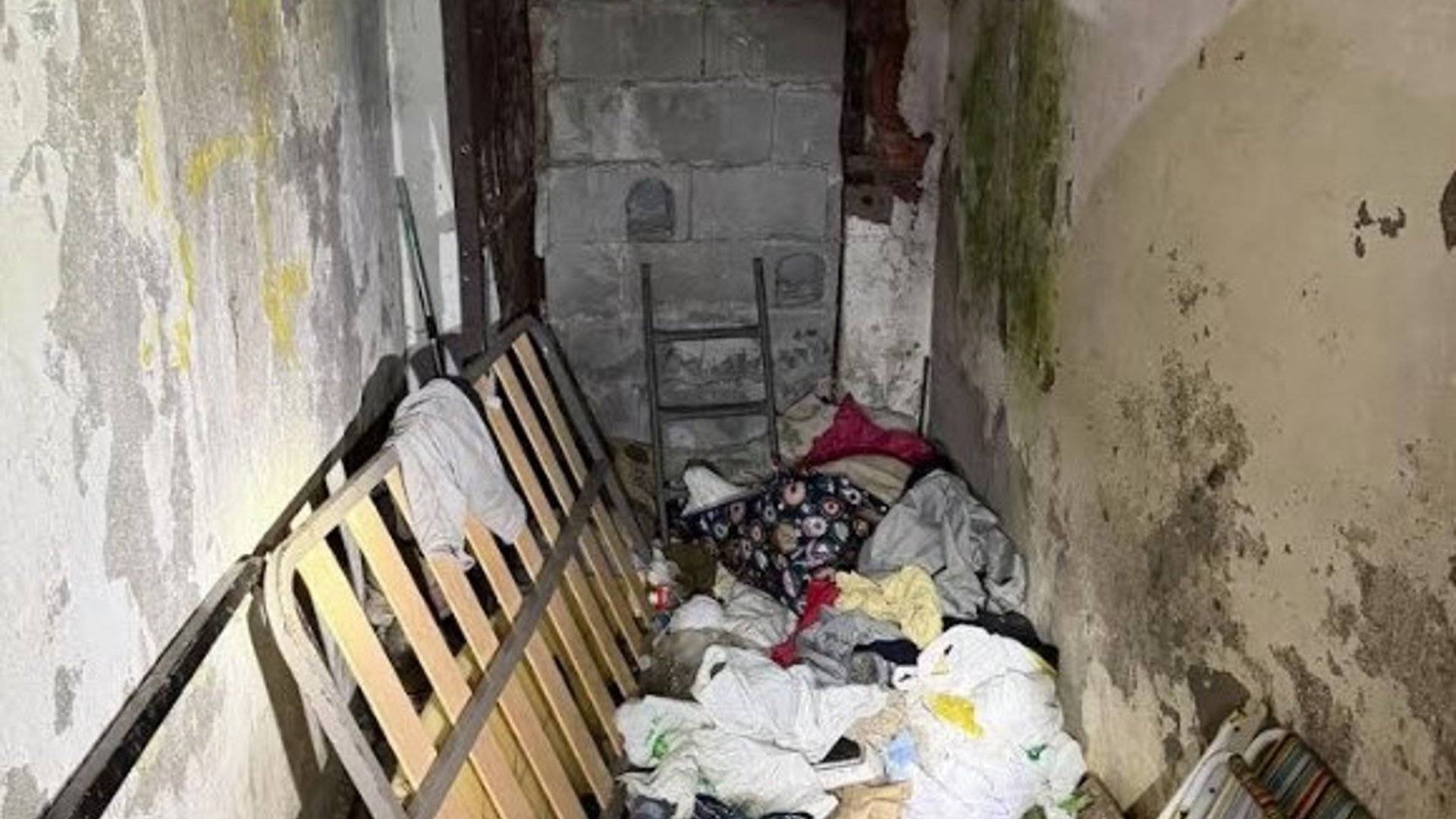 Encuentran un asentamiento de inmigrantes en un antiguo túnel militar de Ceuta que conecta con el campus de la UGR