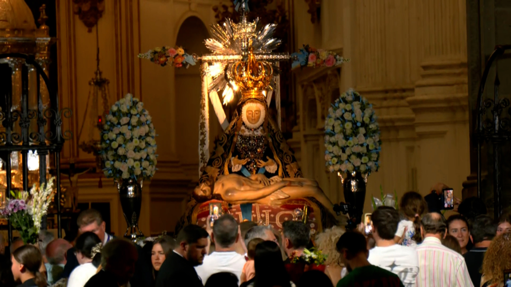 Nuevo escenario, misma pasión: Granada se rinde a la Virgen de las Angustias
