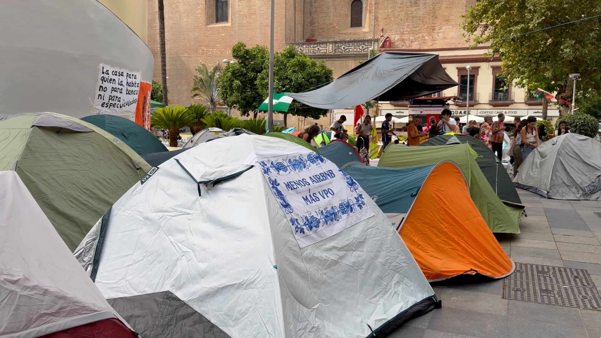 La acampada de Sevilla frente a los dos decretos: continúan las tiendas, las pancartas y las protestas en Las Setas