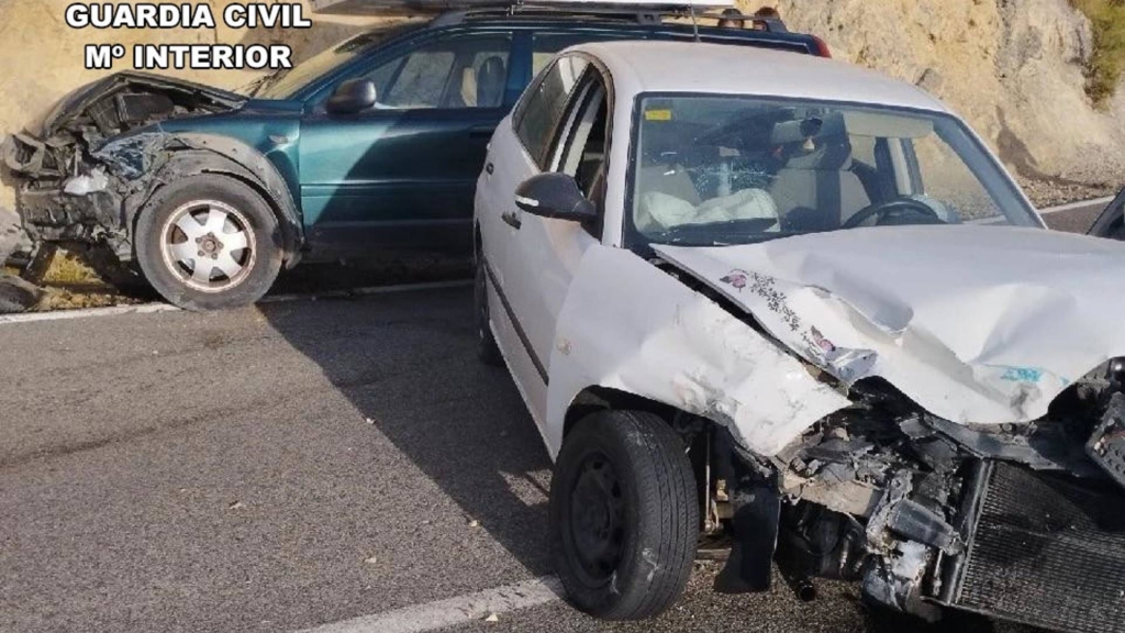 Intenta atropellar a la Guardia Civil y se estampa con otro coche en el municipio granadino de Órgiva